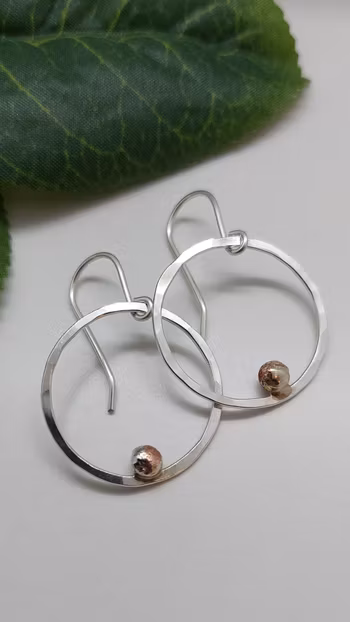 Örhängen Cirkel i 925 sterlingsilver med mässingskulor