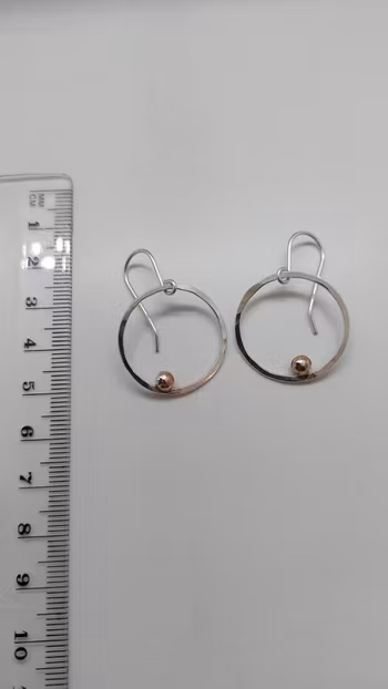 Örhängen Cirkel i 925 sterlingsilver med mässingskulor