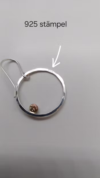 Örhängen Cirkel i 925 sterlingsilver med mässingskulor