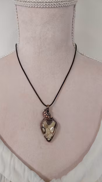 Halsband Swirly Pearls i koppar med birds eye jaspis