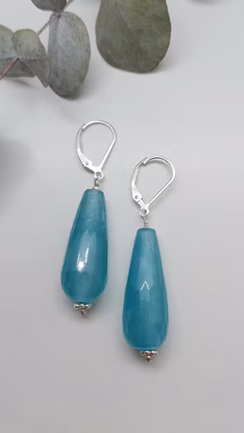Örhängen i 925 sterlingsilver med facetterade droppar av jade akvamarin