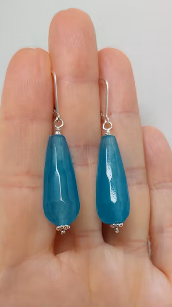 Örhängen i 925 sterlingsilver med facetterade droppar av jade akvamarin