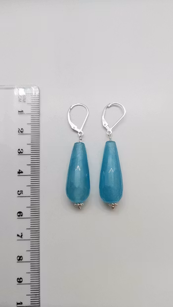Örhängen i 925 sterlingsilver med facetterade droppar av jade akvamarin