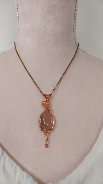 Halsband Swirly Pearls Dangle i koppar med rosatonad agat och Swarovski pärla