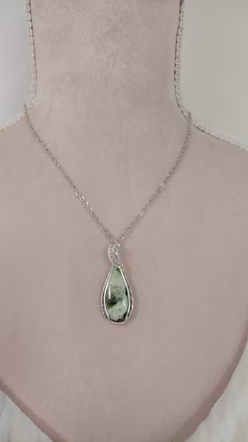 Halsband Swirly Pearls i 925 sterlingsilver med krom kalcedon
