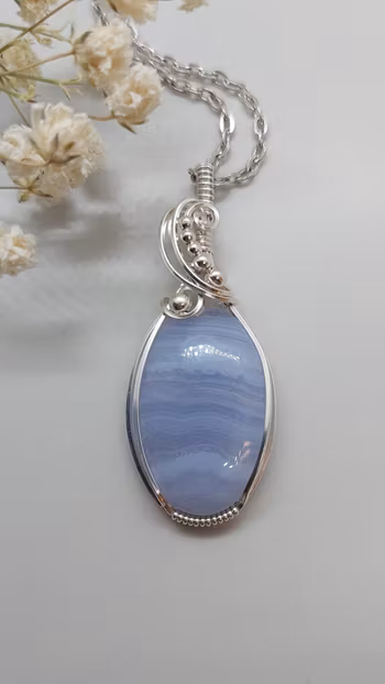 Halsband Swirly Pearls i 925 sterlingsilver med blå bandagat