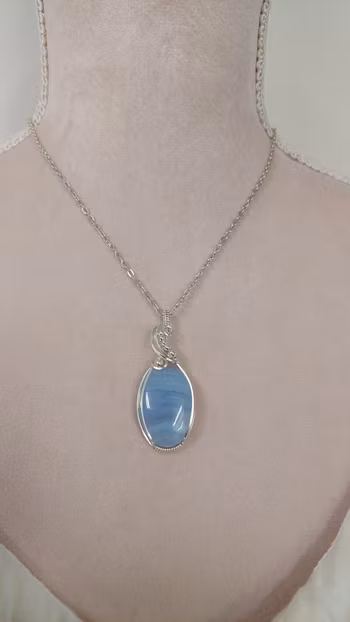 Halsband Swirly Pearls i 925 sterlingsilver med blå bandagat
