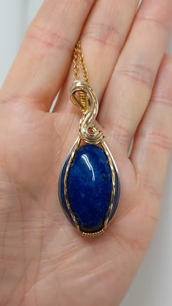 Halsband Swirly i 925 sterlingsilver och mässing med lapis lazuli