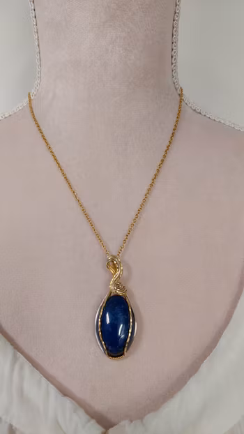 Halsband Swirly i 925 sterlingsilver och mässing med lapis lazuli