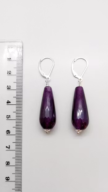 Örhängen i 925 sterlingsilver med facetterade droppar av lilafärgad jade