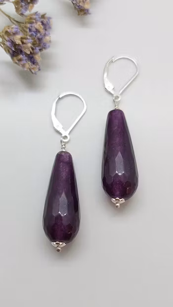 Örhängen i 925 sterlingsilver med facetterade droppar av lilafärgad jade