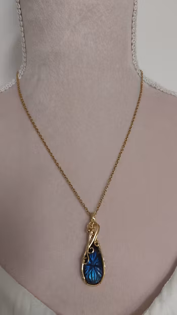 Halsband Luscious Loops i mässing med en labradorit med graverat mönster