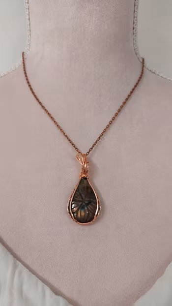 Halsband Swirly i koppar med en labradorit med graverat mönster