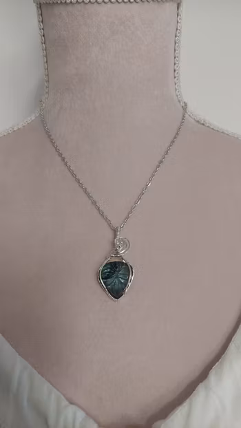 Halsband Swirly Pearls i 925 sterlingsilver med en labradorit med graverat mönster