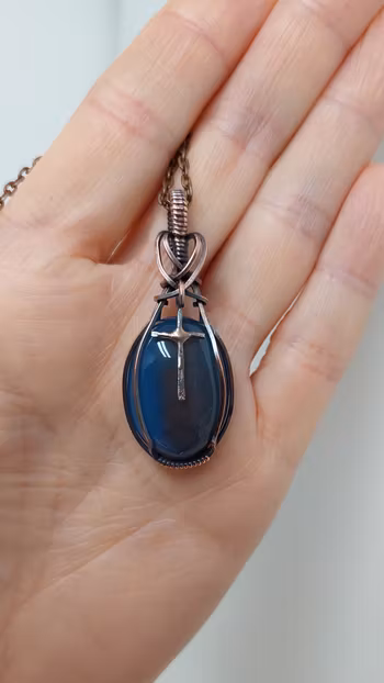 Halsband Cross i koppar med blåtonad agat