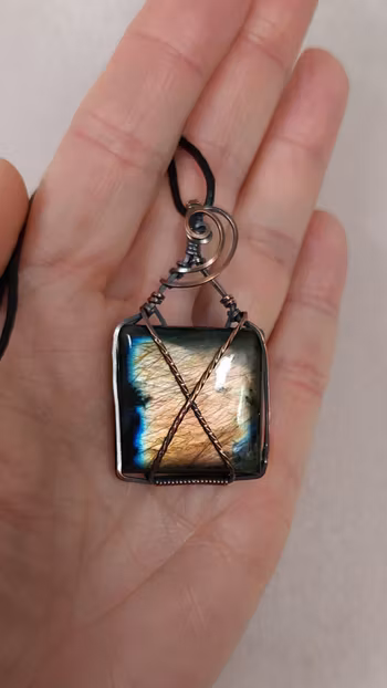 Halsband Criss Cross i koppar med labradorit