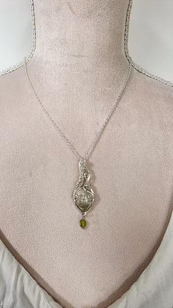 Halsband Delicious Double Dangle i 925 sterlingsilver med lodolit och peridot