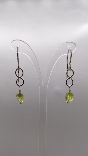 Örhängen Eternity i 925 sterlingsilver med peridotpärlor