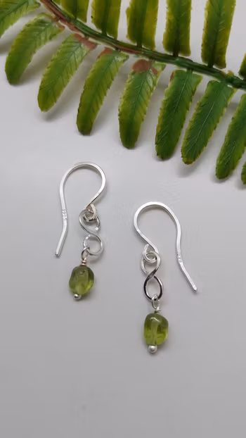 Örhängen Eternity i 925 sterlingsilver med peridotpärlor