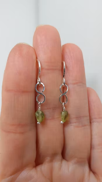 Örhängen Eternity i 925 sterlingsilver med peridotpärlor