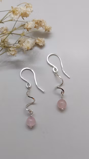 Örhängen Swirl i 925 sterlingsilver med rosenkvarts