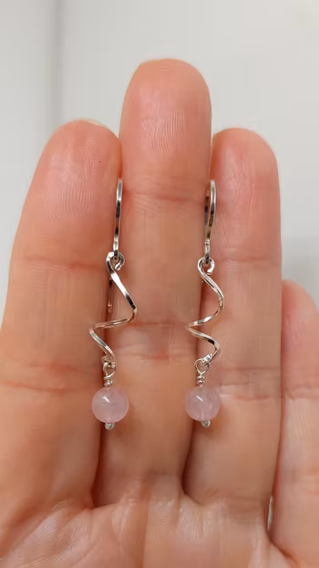 Örhängen Swirl i 925 sterlingsilver med rosenkvarts