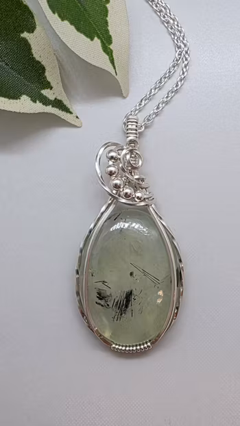 Halsband Swirly Pearls i 925 sterlingsilver med prehnit