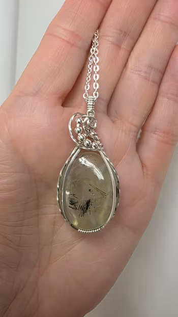 Halsband Swirly Pearls i 925 sterlingsilver med prehnit