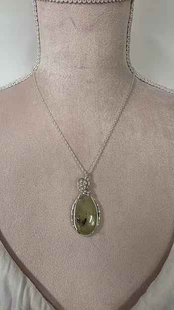 Halsband Swirly Pearls i 925 sterlingsilver med prehnit