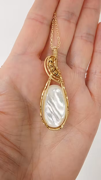 Halsband Swirly Pearls i mässing med vit pärlemor