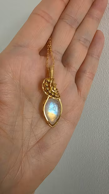 Halsband Swirly Pearls i mässing med regnbågsmånsten