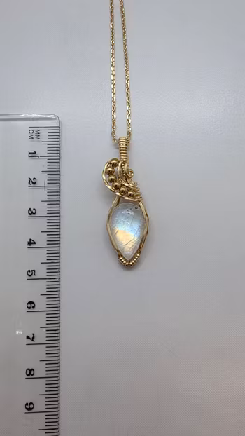 Halsband Swirly Pearls i mässing med regnbågsmånsten