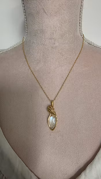 Halsband Swirly Pearls i mässing med regnbågsmånsten