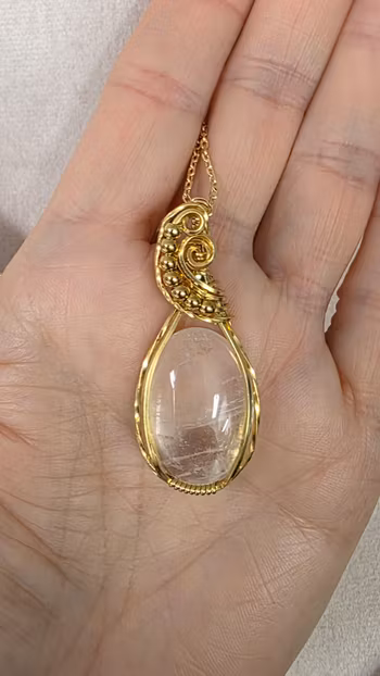 Halsband Swirly Pearls i mässing med bergkristall