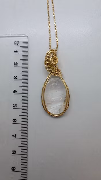 Halsband Swirly Pearls i mässing med bergkristall