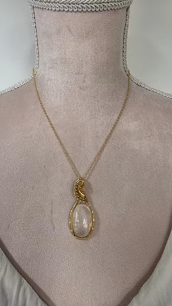 Halsband Swirly Pearls i mässing med bergkristall