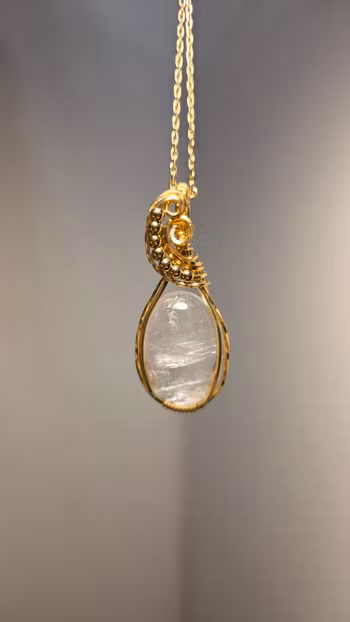 Halsband Swirly Pearls i mässing med bergkristall