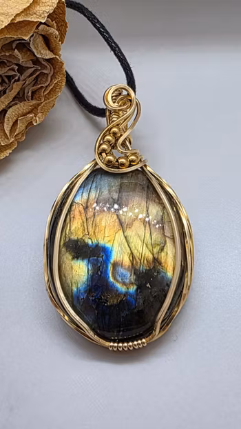 Halsband Swirly Pearls i mässing med labradorit