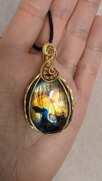 Halsband Swirly Pearls i mässing med labradorit