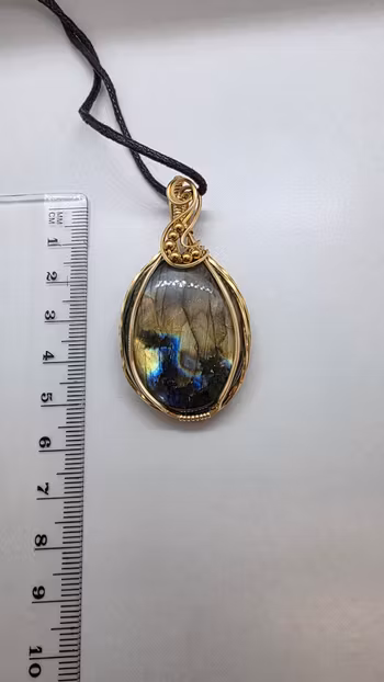 Halsband Swirly Pearls i mässing med labradorit