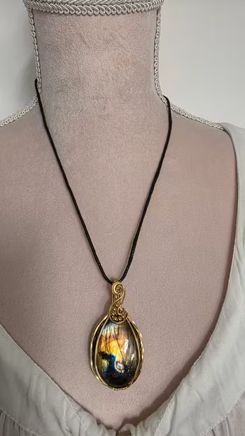 Halsband Swirly Pearls i mässing med labradorit