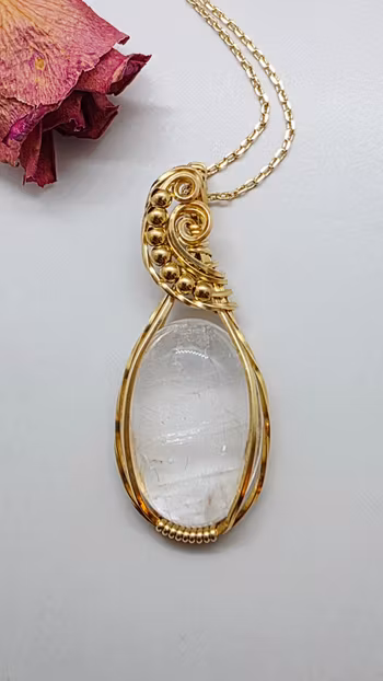 Halsband Swirly Pearls i mässing med bergkristall