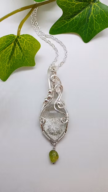 Halsband Delicious Double Dangle i 925 sterlingsilver med lodolit och peridot