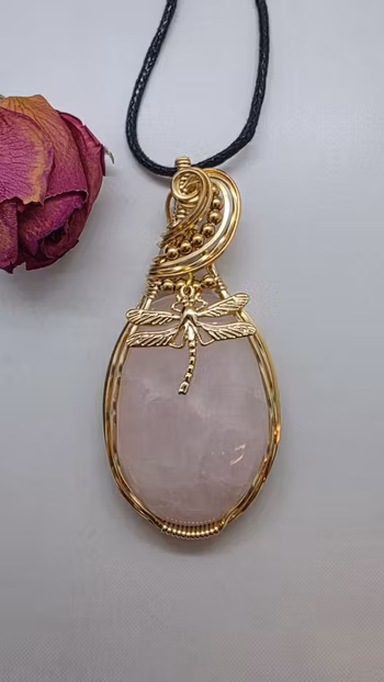 Halsband Swirly Pearls Dragonfly i mässing med rosenkvarts