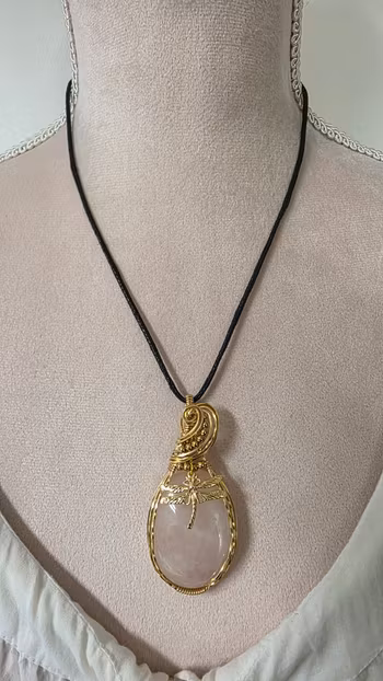 Halsband Swirly Pearls Dragonfly i mässing med rosenkvarts