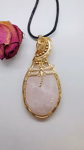 Halsband Swirly Pearls Dragonfly i mässing med rosenkvarts