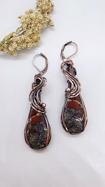 Örhängen Swirly Pearls i koppar med drakblodsjaspis