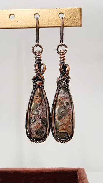 Örhängen Classic Curves i koppar med leopardskinnsjaspis