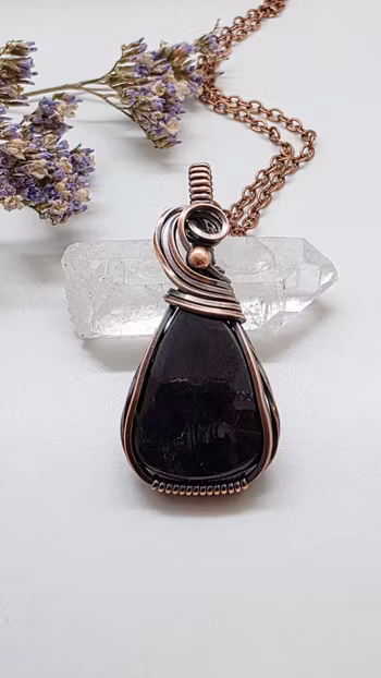 Halsband Swirly Pearl i koppar med purpurit