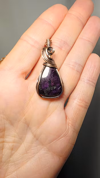 Halsband Swirly Pearl i koppar med purpurit